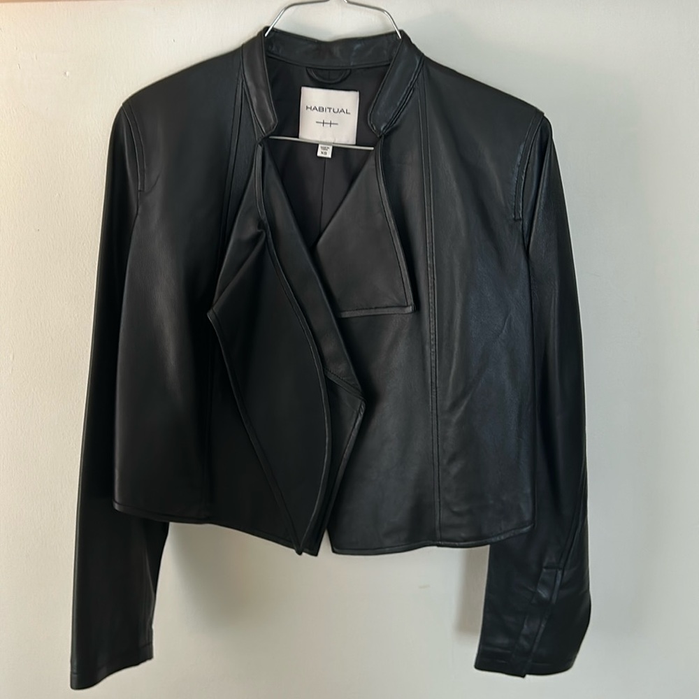 Habitual leather jacket